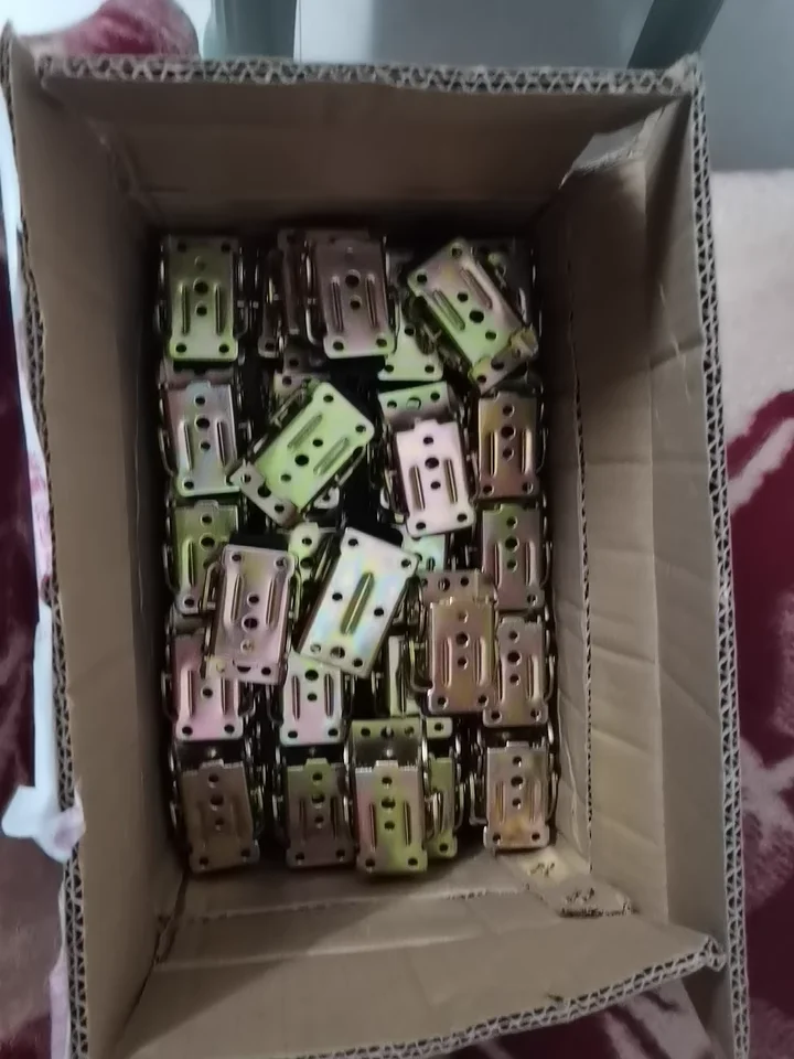 Charnière Pliante Autobloquante 90° - Pieds de Meuble Pliants - Photo